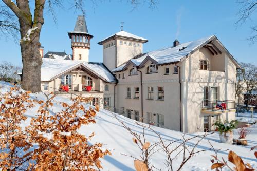 ein Bild eines Hauses im Schnee in der Unterkunft Hotel Villa Monte Vino in Potsdam