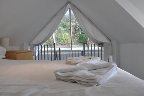 מיטה או מיטות בחדר ב-Spacious Thatched Cottage in West Lulworth, Dorset