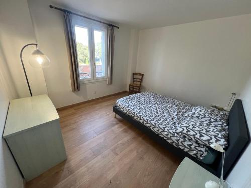sypialnia z łóżkiem, biurkiem i oknem w obiekcie Appartement unique dans le domaine de la sangliere w mieście Bormes-les-Mimosas