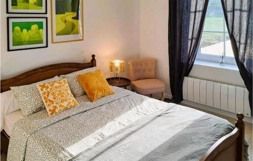 ein Schlafzimmer mit einem Bett, einem Stuhl und einem Fenster in der Unterkunft Amazing Home In Anth With Kitchen in Anthé