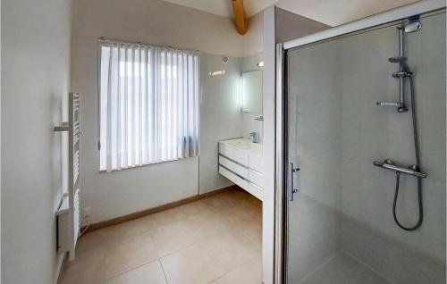 ein Bad mit einer Dusche und einem Waschbecken in der Unterkunft Amazing Home In Anth With Kitchen in Anthé