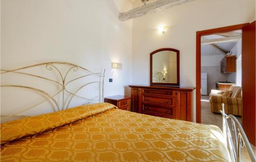 una camera con letto, cassettiera e specchio di Lovely Apartment In San Giovanni Rotondo With House A Panoramic View a San Giovanni Rotondo