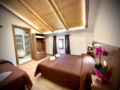 ペスカッセーロリにあるHotel Pinguinoのベッドと鏡のあるホテルの部屋