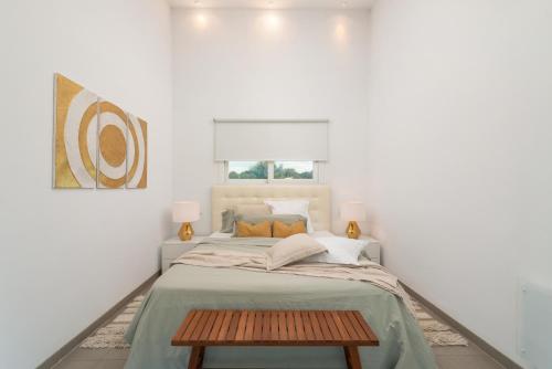 センセリェスにあるCasa Blancaのベッドルーム(ベッド1台、テーブル付)