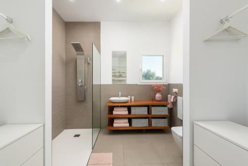 センセリェスにあるCasa Blancaの白いバスルーム(洗面台、トイレ付)