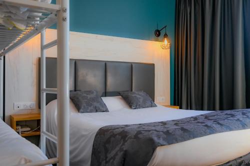 - une chambre avec 2 lits et des lits superposés dans l'établissement Logis Clermotel - Hôtel & Restaurant, à Agnetz