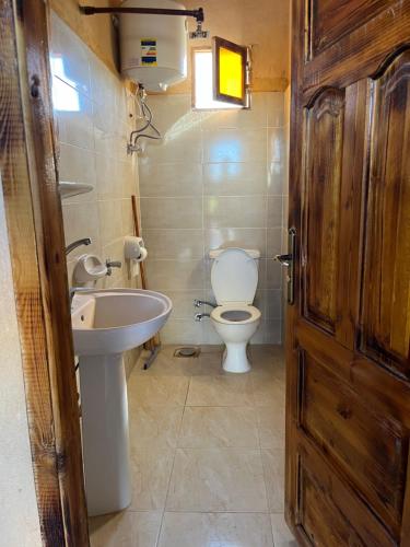 uma casa de banho com um WC e um lavatório em Agpeninshal Ecolodge em Siwa