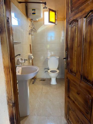 a bathroom with a toilet and a sink at Agpeninshal Ecolodge in Siwa