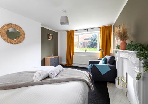 sypialnia z łóżkiem, kominkiem i oknem w obiekcie Luke Stays - Hareydene w mieście Lemington