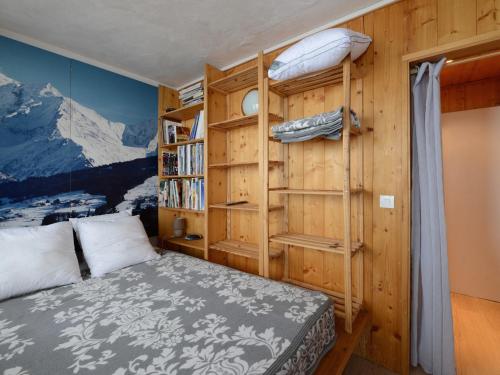 une chambre avec un lit et une étagère dans l'établissement Appartement confortable · Pied des pistes · 1 chambre · 6 pers · Vue Mont Blanc - FR-1-181-2567, à Aime La Plagne