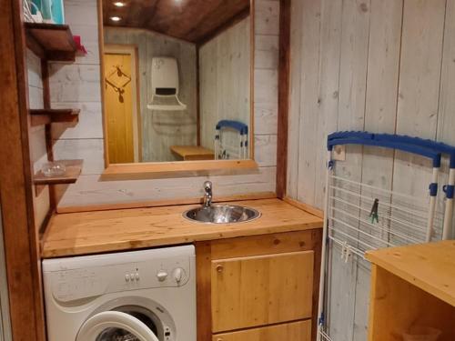 une petite cuisine avec un évier et une machine à laver dans l'établissement Appartement confortable · Pied des pistes · 1 chambre · 6 pers · Vue Mont Blanc - FR-1-181-2567, à Aime La Plagne