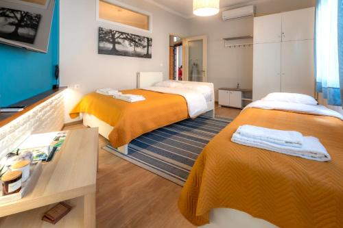 een hotelkamer met 2 bedden en een tafel bij Korte Apartment 1 in Árta