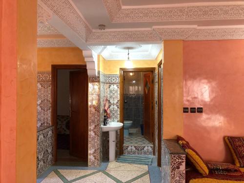 a hallway with a bathroom with a sink at Zino house in Khouribga