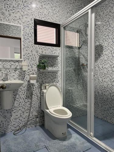 Phòng tắm tại New Uniquely-Designed House
