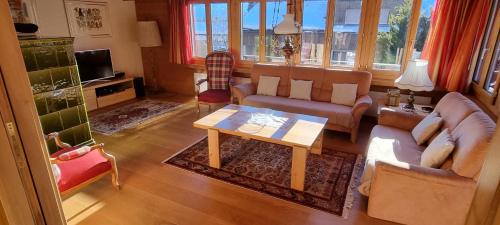 ein Wohnzimmer mit Sofas und einem Couchtisch in der Unterkunft Casa Bereca in Flims