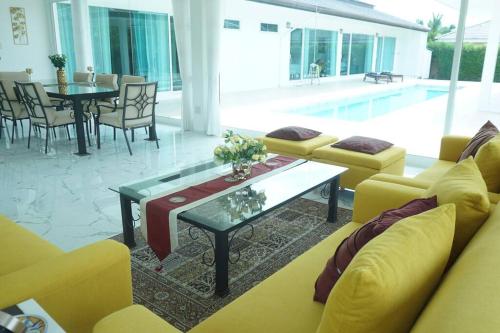 Bazén v ubytování CoaSea Pool Villa - 3 Bedrooms 3.5 Bathrooms nebo v jeho okolí