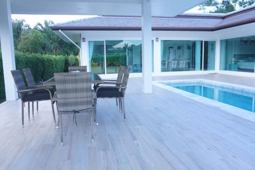 Bazén v ubytování CoaSea Pool Villa - 3 Bedrooms 3.5 Bathrooms nebo v jeho okolí