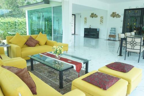 Posezení v ubytování CoaSea Pool Villa - 3 Bedrooms 3.5 Bathrooms