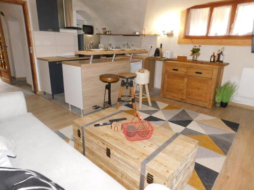 une cuisine avec une boîte en bois au milieu d'une pièce dans l'établissement Petite maison de village cosy à Serre chevalier, au Monêtier-les-Bains