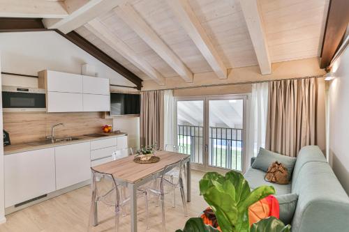 eine Küche und ein Wohnzimmer mit einem Sofa und einem Tisch in der Unterkunft Casa Massaro Todeschini in Abano Terme