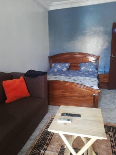 - un salon avec un lit et un canapé dans l'établissement Buzsahm, à Dakar