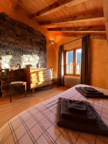 une chambre avec un lit, un bureau et une fenêtre dans l'établissement Apartment Belledonne 3 minutes from Alpe d Huez Grand Domaine via Oz en Oisans, à Oz