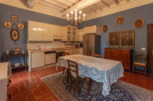 a kitchen with a table and chairs in a room at Villa Cairoli Gonzaga in Gonzaga