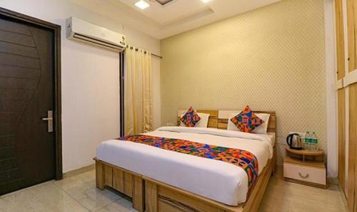 1 dormitorio con 1 cama grande en una habitación en FabHotel The Royal Oak en Gurgaon