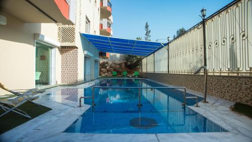 een zwembad in het midden van een gebouw bij The Villa 604 Powered by look in Caïro