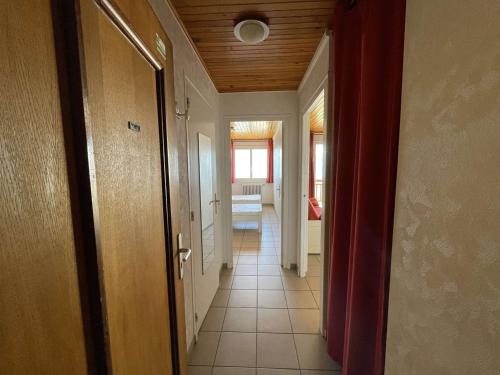 un couloir d'une maison avec une porte et une chambre dans l'établissement Appartement Huez, 2 pièces, 5 personnes - FR-1-405-153, à L'Alpe-d'Huez