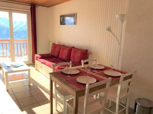 un salon avec une table et un canapé dans l'établissement Appartement 2 pièces, 5 pers, ski aux pieds, Wi-Fi, animaux admis - Vieil Alpe - FR-1-405-153, à L'Alpe-d'Huez