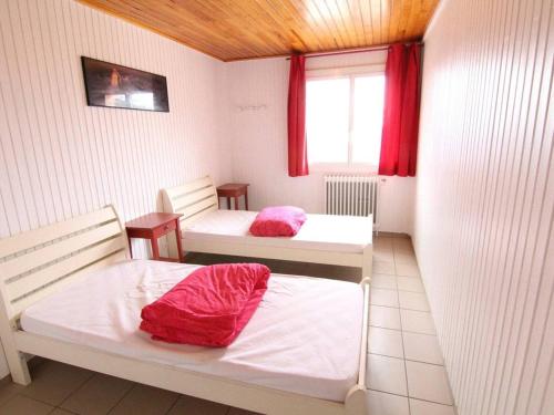 ラルプ・デュエズにあるAppartement Huez, 2 pièces, 5 personnes - FR-1-405-153の赤いカーテンが備わる小さな部屋のベッド2台