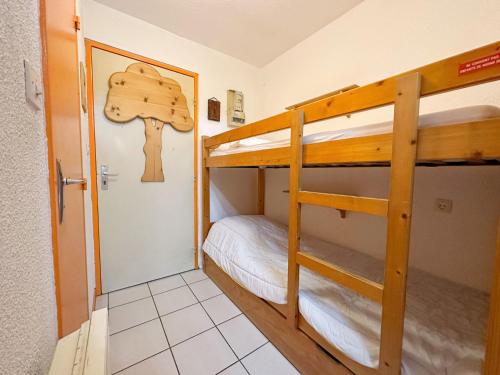 Zimmer mit Etagenbett, 2 Etagenbetten und einer Tür in der Unterkunft Studio Samoëns, 1 pièce, 4 personnes - FR-1-624-115 in Samoëns