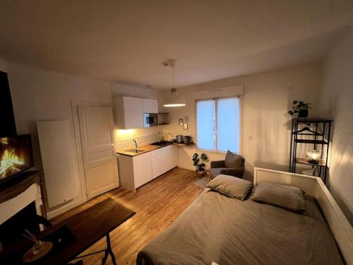 uma sala de estar com uma cama e uma cozinha em Studio 3 - Mi-Côte - Studio à Orvault em Orvault