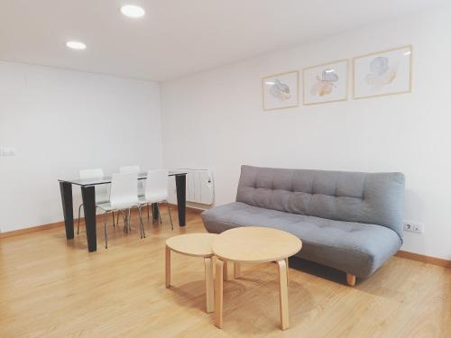 sala de estar con sofá y mesa en Apartamento Bonhomía, en A Coruña