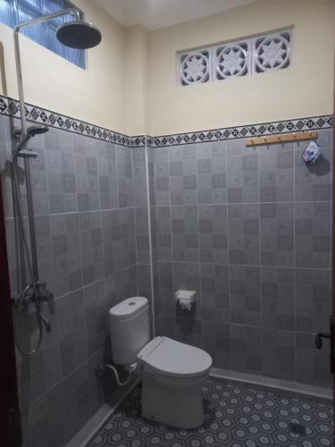 a bathroom with a toilet and a shower at Agung Trisna Bungalows in Ubud