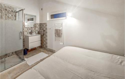 Dieses weiße Zimmer verfügt über ein Bett und ein Waschbecken. in der Unterkunft 1 Bedroom Lovely Apartment In Esbly in Esbly