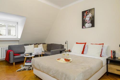 En eller flere senge i et værelse på Lumina 2-level apart near Multimedialny Park Fontann