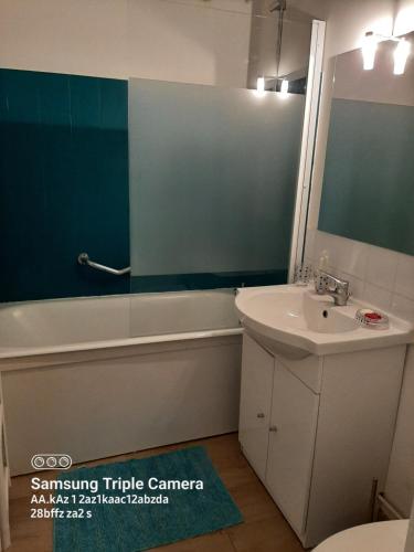 une salle de bain avec un lavabo, une baignoire et des toilettes dans l'établissement studio Boulogne Billancourt, à Boulogne-Billancourt