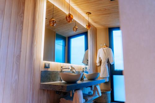 Andeluna Winery Lodge في توبونغاتو: حمام مغسلتين ومرآة