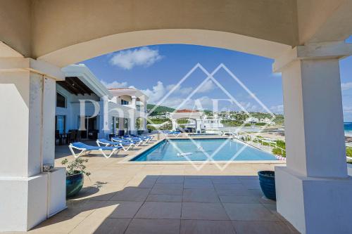 willa z basenem w ośrodku w obiekcie 10 bed-rooms luxury BEACH VILLA w mieście Guana Bay