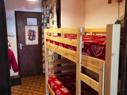 a couple of bunk beds in a room at Studio Châtel, 1 pièce, 4 personnes - FR-1-676-136 in Châtel