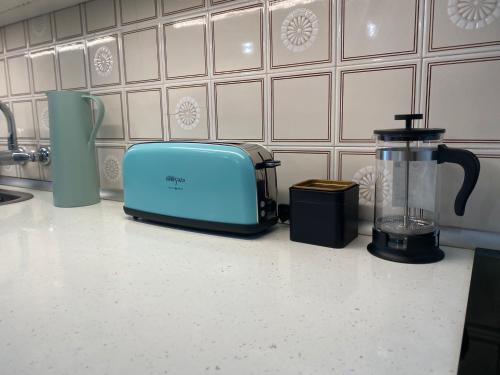 einem Toaster, der auf einer Theke neben einem Mixer sitzt in der Unterkunft El Apartamento de Margot in Las Toscas