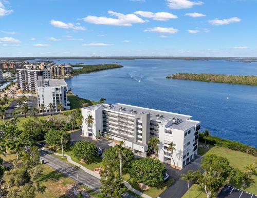フォートマイヤーズビーチにあるPalms of Bay Beach 4Fの川の横の建物の空見