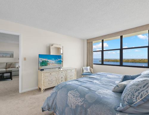 - une chambre avec un lit et une télévision à écran plat dans l'établissement Palms Of Bay Beach 4f, à Fort Myers Beach