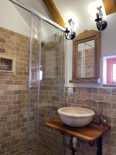 uma casa de banho com um lavatório e uma cabina de duche em vidro. em Boutique Hotel von Graf em Sighisoara