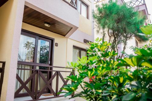 a house with a balcony with a wooden door at Apart Hotel Serantes in Natal