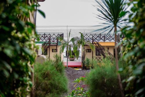 a row of houses with the ocean in the background at Apart Hotel Serantes in Natal
