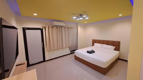 1 dormitorio con cama blanca y ventana en Hatyai.Muslim.Home en Hat Yai