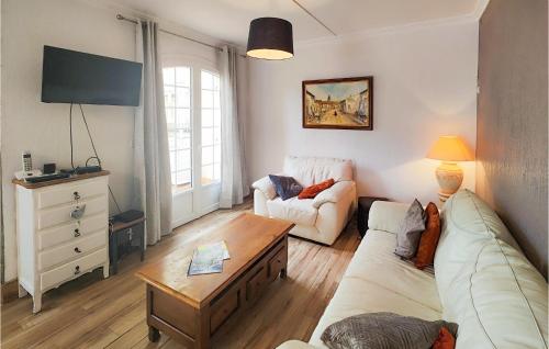 sala de estar con sofá y mesa de centro en Amazing Home In Agde With Wi-fi, en Agde